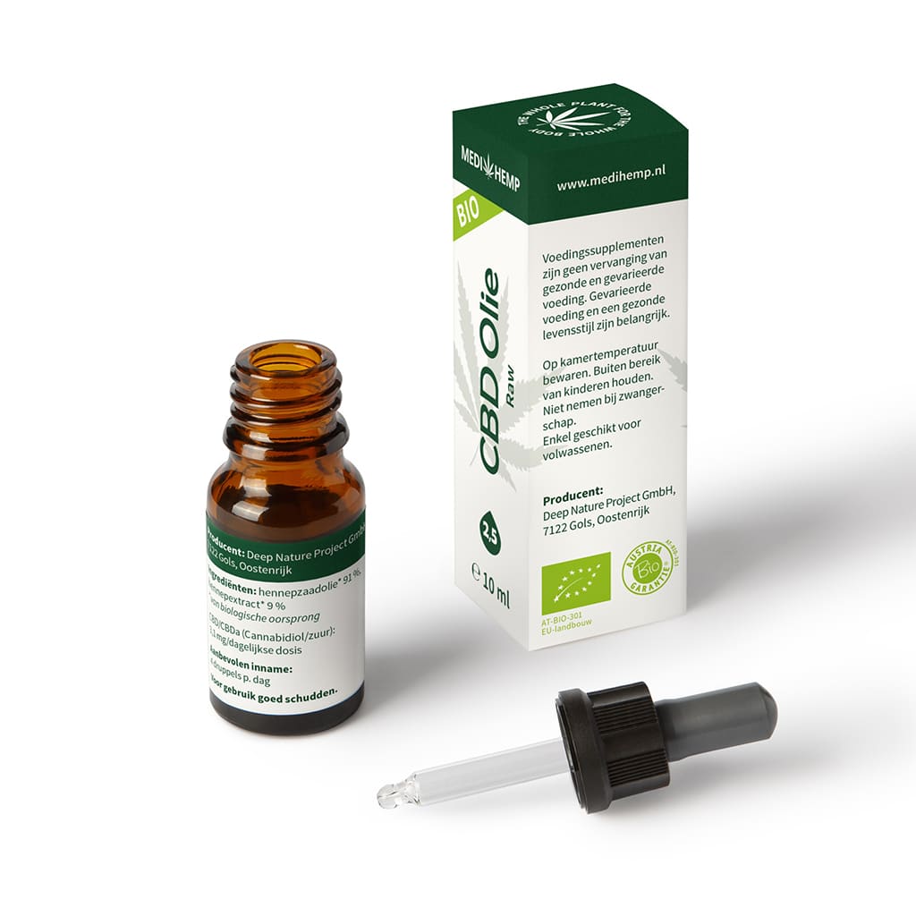 Een flesje Medihemp CBD Olie RAW 2,5% (10ml) naast een doosje.