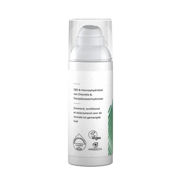 Een flesje Balancerende gezichtscrème met CBD van Hemptouch (50ml) op een witte achtergrond.