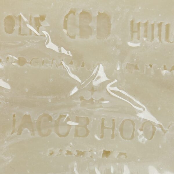 Een close up van een Jacob Hooy CBD Zeep met het woord CBD erop.