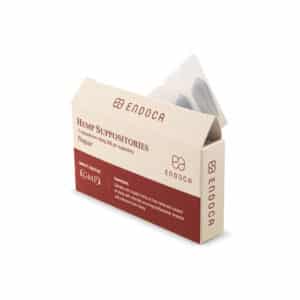 Een doosje met CBD-zetpillen van Endoca (10*50mg) op een witte achtergrond.
